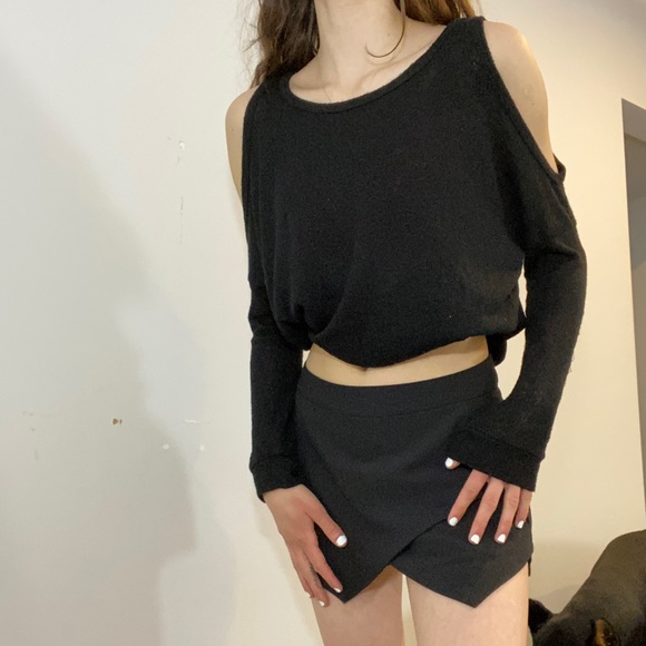 Shoulder Cut-Out Top - Picture 3 of 9